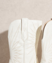 Load image into Gallery viewer, Chic Boots -White &amp; Almond-
