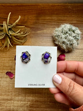 Load image into Gallery viewer, Stud earrings violet rose
