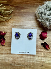 Load image into Gallery viewer, Stud earrings violet rose
