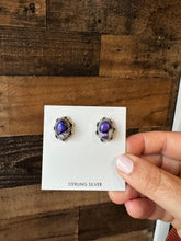 Load image into Gallery viewer, Stud earrings violet rose
